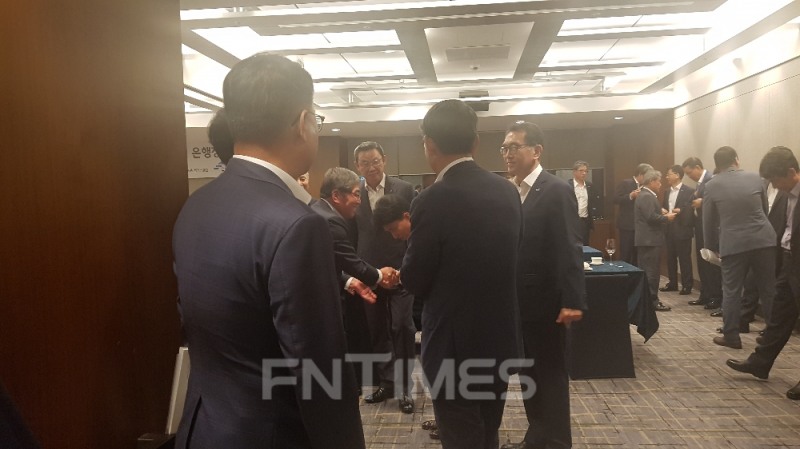 △윤석헌 금감원장(왼쪽)이 23일 은행장들과의 간담회 후 함영주 하나은행장과 악수를 하고 있다. 이날 윤석헌 원장은 간담회 후 은행장들에게 먼저 악수를 청하는 모습을 보였다./사진=전하경 기자