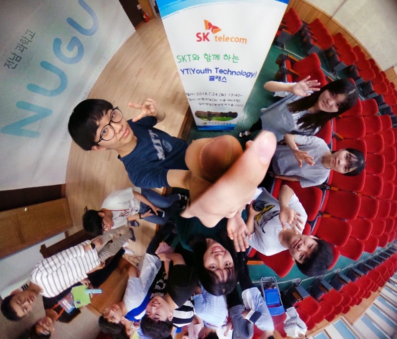 △SK텔레콤 ‘YT클래스’에 참가한 전남과학고등학교 학생들이 360도 카메라를 이용해 기념사진을 촬영하고 있는 모습