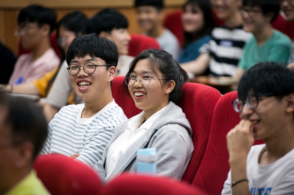 △SK텔레콤 ‘YT클래스’에 참가한 전남과학고등학교 학생들이 국내·외 인공지능 기술 트렌드에 대한 강의를 경청하고 있는 모습