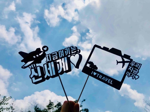 신세계면세점에서 증정하는 여행 기념사진용 토퍼. 신세계디에프 제공