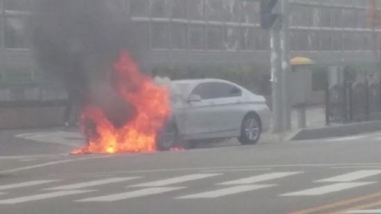11월 서울 상암동에서 발생한 BMW 520d 화재 사고 장면.
