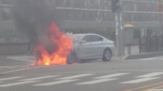 11월 서울 상암동에서 발생한 BMW 520d 화재 사고 장면.