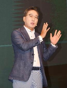 카카오뱅크 윤호영 공동 대표이사가 출범 1주년 기자간담회에서 향후 계획에 대해 설명하고 있다. / 사진 = 카카오뱅크