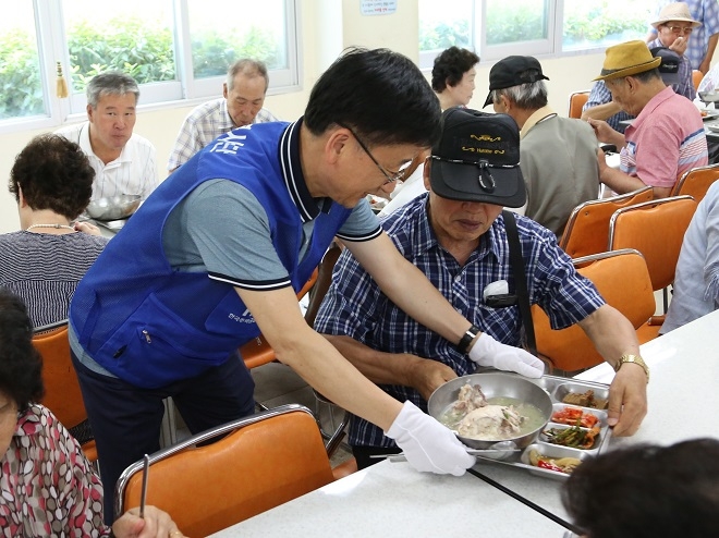 이정환 주택금융공사 사장 및 임직원으로 구성된 보금자리 봉사단이 27일 부산시 대연동 남구노인복지관에서 중복 맞이 ‘삼계탕 데이’를 가졌다. 이정환 사장이 어르신들께 삼계탕을 대접하고 있다. / 사진 = 주택금융공사