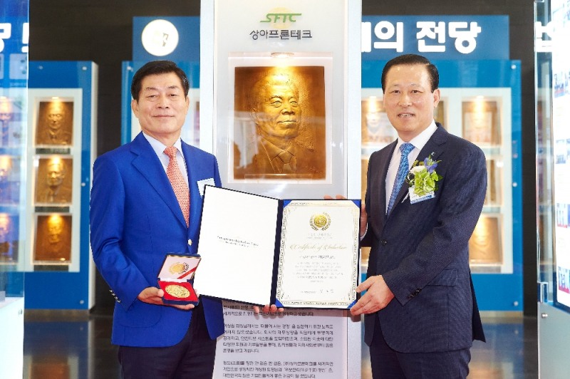 27일 서울 중구 을지로 기업은행 본점에서 ‘제15회 기업인 명예의 전당’ 헌액 기념식‘을 마치고 김도진 기업은행장(오른쪽)과 이상원 주식회사 상아프론테크 대표이사가 기념 촬영을 하고 있다. / 사진= 기업은행