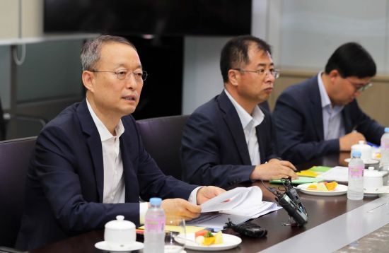 △백운규 산업통상자원부 장관이 30일 오전 경기도 이천 SK하이닉스 이천공장을 방문해 임직원들과 ‘반도체 산업의 위협요인과 대응방안’을 논의하고 있다. / 사진=산업통상자원부