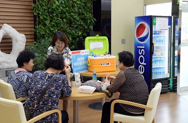 부산은행 고객들이 영업점을 방문해 무더위를 식히고 있다. / 사진 = 부산은행