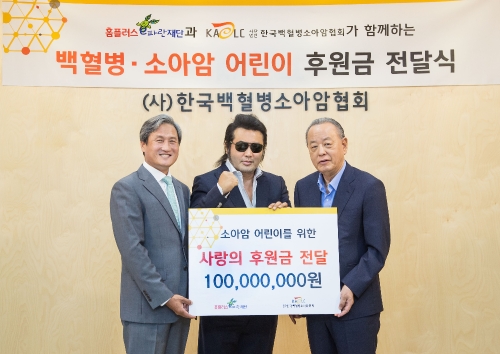 (좌측부터) 안희만 홈플러스 e파란재단 이사장, 백혈병소아암어린이 지원사업 홍보대사 배우 김보성, 이중명 한국백혈병소아암협회장이 30일 서울 마포구 한국백혈병소아암협회에서 성금 전달식을 갖고 기념촬영을 하고 있다. 홈플러스 제공