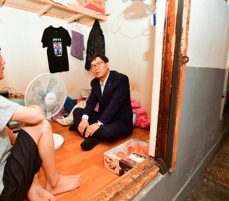 이대훈 농협은행장(오른쪽)이 30일 '동자동쪽방촌'을 방문해 지역주민과 이야기를 나누고 있다. / 사진= 농협은행