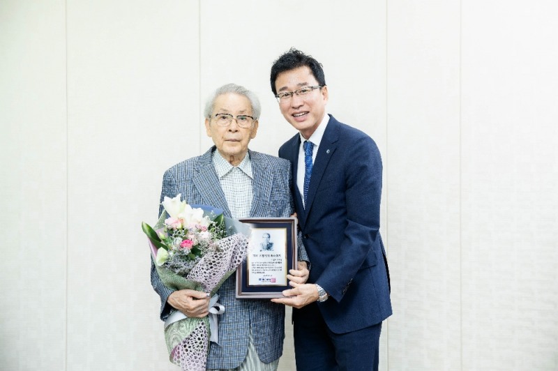 지난 24일 기업은행 대구지점에서 배용덕 기업은행 개인고객그룹 부행장(오른쪽)이 이상학 고객에게 ‘IBK 최장거래 우수고객’ 감사패를 전달하고 기념촬영을 하고 있다. / 사진= 기업은행