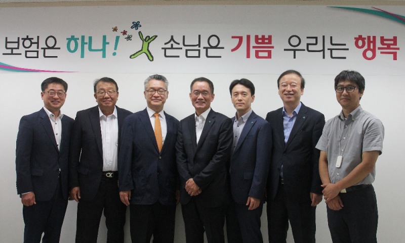 △밀리만 코리아 안치홍 대표(왼쪽에서 세 번째), 하나생명 주재중 사장(왼쪽에서 네 번째)이 IFRS 계리가정 컨설팅 및 시스템 구축 프로젝트 착수보고회에 참석해 기념사진을 촬영하고 있다. / 사진=하나생명