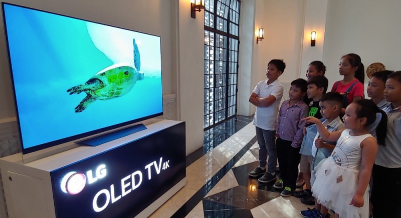 △필리핀 국립박물관을 방문한 어린이들이 LG 올레드 TV 화면 속 보홀 바닷속 풍경을 보고 있다 / 사잔=LG전자