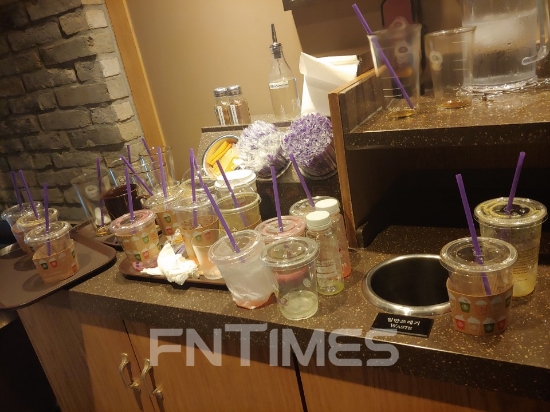 31일 서울 중구에 위치한 한 커피전문점 매장 내 사용된 일회용 플라스틱컵이 쌓여있다. 신미진기자
