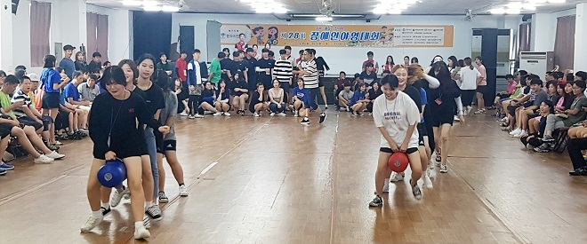 BNK경남은행은 지역 중증장애인의 재활을 돕기 위해 한우리인성회가 주최한 ‘제 28회 장애인 야영대회’를 지원했다. / 사진 = 경남은행