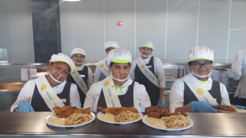 멕시코 현대트랜드리드 직원식당에서 현대그린푸드 멕시코지사 소속 조리원들이 근무하는 모습. 현대그린푸드 제공