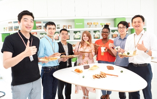 비비고 글로벌 마케팅 콘퍼런스에 참석한 국내 및 해외법인 마케팅 전문가들이 제품을 시식하고 있다. CJ제일제당 제공