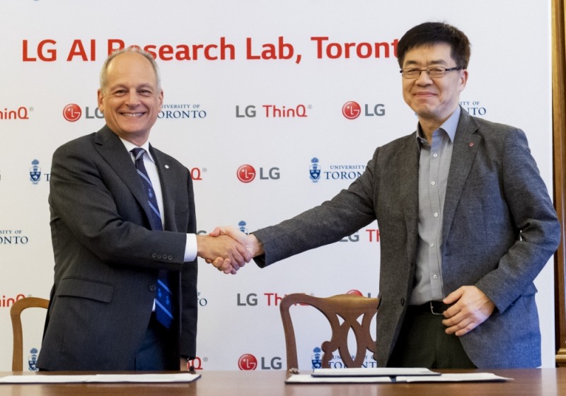 △박일평 LG전자 CTO 사장(오른쪽)과 토론토대학교 메릭 저틀러(Meric Gertler) 총장이 공동 인공지능 연구에 합의한 후 악수를 하고 있다 / 사진=LG전자