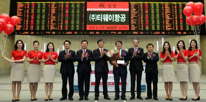 한국거래소 유가증권시장본부는 1일 오전 서울사옥 홍보관에서 저비용 항공사인 티웨이항공의 유가증권시장 신규상장기념식을 개최했다. (왼쪽 네번째부터) 김원대 한국IR협의회 회장, 나재철 대신증권 대표이사, 이은태 한국거래소 유가증권시장본부장, 정홍근 티웨이항공 대표이사, 이동환 신한금융그룹 GIB대표, 이원선 상장회사협의회 전무. 사진=한국거래소