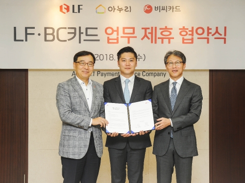 (좌측부터) 이문환 BC카드 사장과 송시윤 아누리 대표, 오규식 LF 사장이 1일 서울 서초동 BC카드 본사에서 육아 서비스 기반 제휴사업 추진을 위한 업무협약을 체결하고 기념촬영을 하고 있다. LF 제공