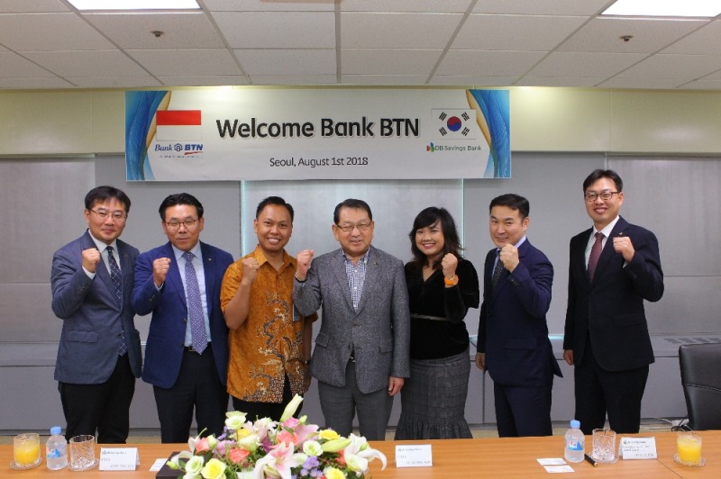△김하중 DB저축은행 대표이사(중앙)이 DB저축은행에 방문한 인도네시아 국립주택저축은행 직원들과 함께 기념촬영을 하고 있다./사진=DB저축은행