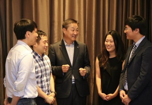 신현재 CJ제일제당 대표이사(기운데)가 한미학술대회에 참석한 재미 과학기술자들과 대화를 나누고 있다. CJ제일제당 제공