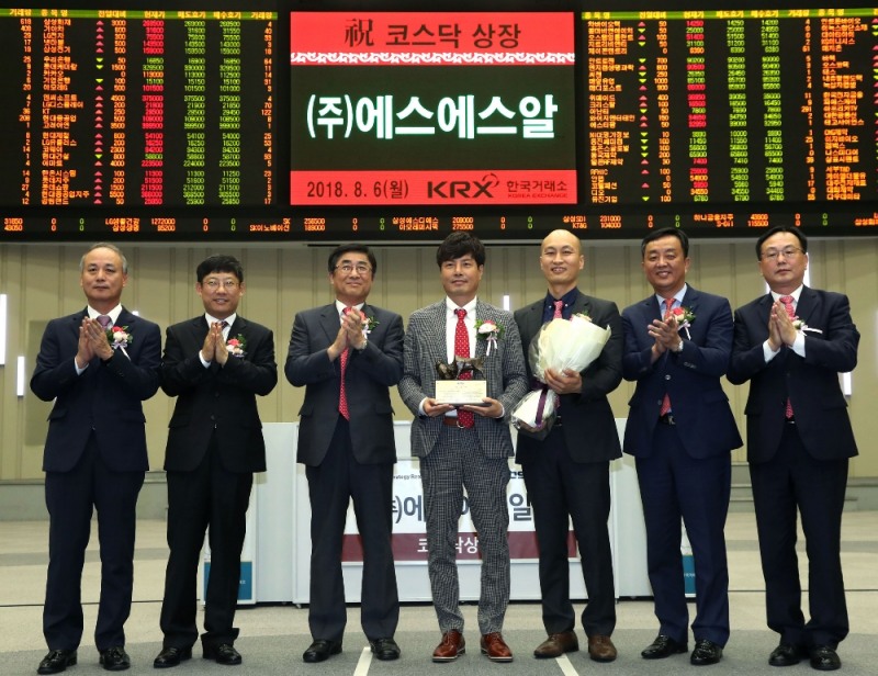 한국거래소 코스닥시장본부는 6일 오전 서울사옥 홍보관에서 IT인프라 취약점 진단 솔루션 개발업체인 에스에스알의 코스닥시장 신규상장기념식을 개최했다. (왼쪽부터) 최규준 한국IR협의회 부회장, 정운수 한국거래소 코스닥시장본부장, 길재욱 한국거래소 코스닥시장위원회 위원장, 정진석 에스에스알 공동대표이사, 윤두식 에스에스알 공동대표이사, 배기주 하나금융투자 IB그룹장, 송윤진 코스닥협회 부회장. 사진=한국거래소