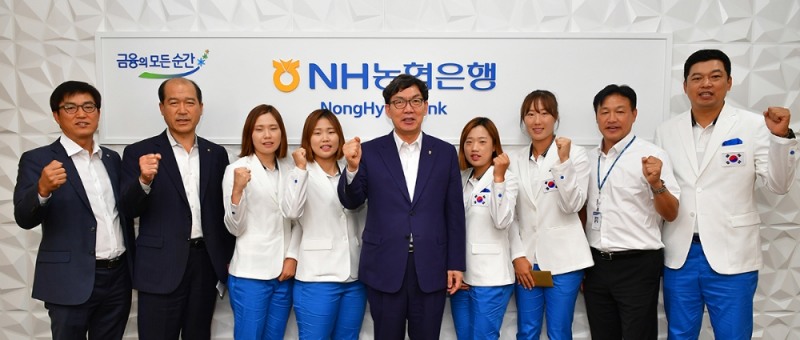 NH농협은행 스포츠단 국가대표 선수단과 이대훈 은행장 (가운데)이 제18회 아시안게임 출전을 앞두고 필승을 다짐하고 있다. 왼쪽부터 홍보국장 서덕문, 수석부행장 최창수, 정구 국가대표 김영혜, 정구 국가대표 문혜경, 은행장 이대훈, 정구 국가대표 백설, 테니스 국가대표 최지희, 스포츠단장 박용국, 정구 국가대표 감독 유영동. / 사진= 농협은행