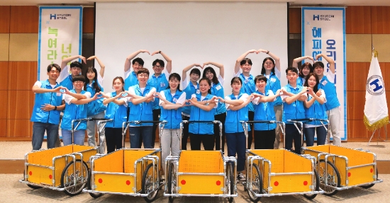 2일 현대제철 대학생 봉사단 ‘해피예스’가 지난 자신들이 만든 안전한 손수레와 함께 기념 사진 촬영에 임하고 있다. 사진=현대제철.