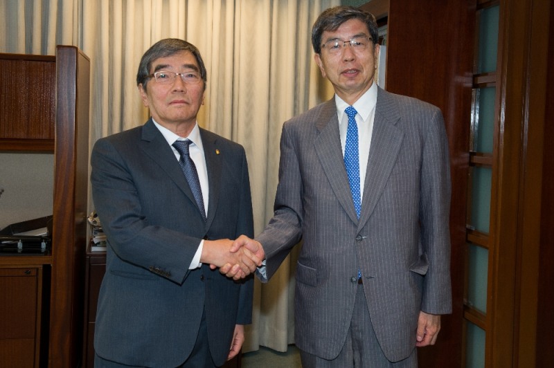 △윤석헌 금감원장(왼쪽)이 나카오 다케히코 아시아개발은행 총재와 면담 후 기념촬영을 하고 있다./사진=금융감독원