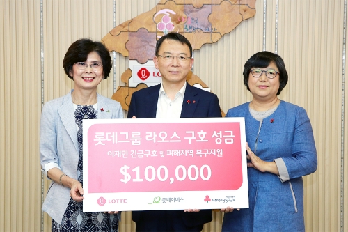 (좌측부터) 김인희 굿네이버스 부회장과 오성엽 롯데지주 커뮤니케이션실장, 김연순 사회복지공동모금회 사무총장이 7일 서울 중구 사회복지공동모금회에서 라오스 이재민을 위한 기부금 전달식을 갖고 기념촬영을 하고 있다. 롯데지주 제공