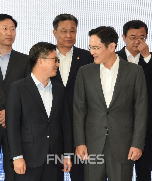 △김동연 경제부총리 겸 기획재정부 장관(왼쪽)과 이재용 삼성전자 부회장 / 사진=기획재정부