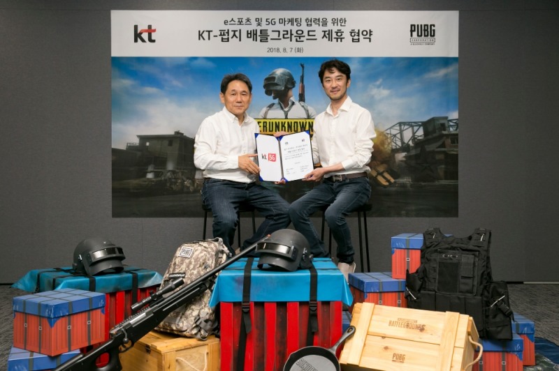 △이필재 KT 마케팅부문 부사장(왼쪽)과 김창한 펍지주식회사 대표가 7일 서울 서초구 펍지주식회사 사무실에서 ‘배틀그라운드’를 활용한 5G 마케팅 제휴 협약을 체결하고 기념사진 촬영을 하고 있다 / 사진=KT
