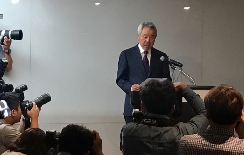 지난해 서울 서초구 MP그룹 본사에서 열린 기자회견에서 정우현 MP그룹 회장이 대국민 사과문을 발표하고 있다. 신미진 기자