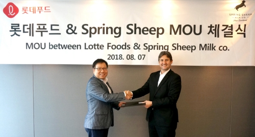김용기 롯데푸드 파스퇴르 본부장(좌측)과 스코티 채프먼 뉴질랜드 스프링 쉽 CEO이 7일 뉴질랜드 대사관에서 양유 제품 도입을 위한 MOU를 체결하고 기념사진을 찍고 있다. 롯데푸드 제공