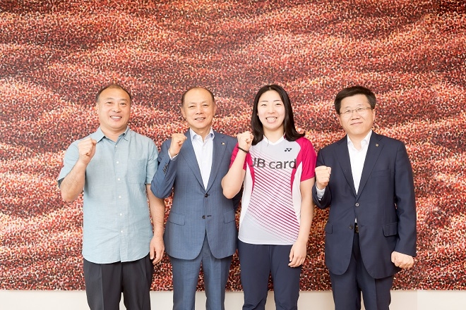 전북은행 배드민턴 여자실업팀 소속 공희용 선수(사진 오르쪽에서 두번째). / 사진 = 전북은행