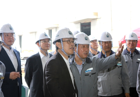 10일 김교현(사진 가운데) 롯데케미칼 사장이 오른쪽 대아이엔씨 김연수 전무로부터 설명을 듣고있는 모습. 사진=롯데케미칼.