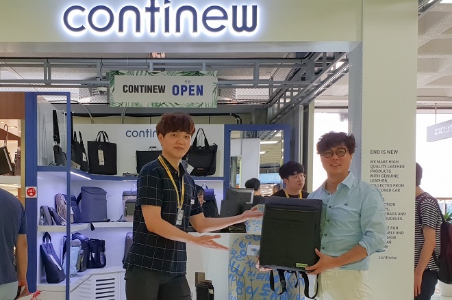 모어댄 최이현 대표(오른쪽)가 JDC면세점 입점 첫 날 기념촬영을 하고 있다. 자료 : SK이노베이션.