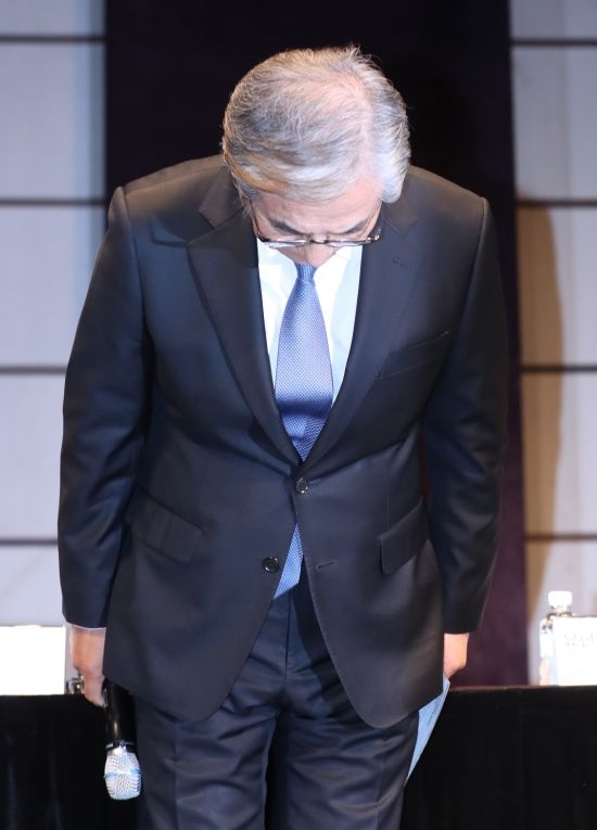 6일 오후 서울 웨스틴조선호텔에서 열린 BMW코리아 차량 화재사고 관련 긴급 기자회견에서 김효준 BMW그룹 코리아 회장이 사과 인사를 했다. 사진=BMW코리아.