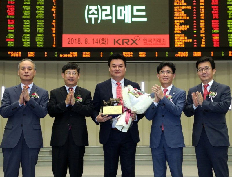 한국거래소 코스닥시장본부는 14일 오전 서울사옥 홍보관에서 자기장을 이용한 뇌질환∙근골격계질환 치료 의료기기 전문업체인 리메드의 코넥스시장 신규상장기념식을 개최했다. (왼쪽부터) 최규준 한국IR협의회 부회장, 정운수 한국거래소 코스닥시장본부장, 이근용 리메드 대표이사, 배영규 한국투자증권 IB 1본부장, 최욱 코넥스협회 부회장. 사진=한국거래소