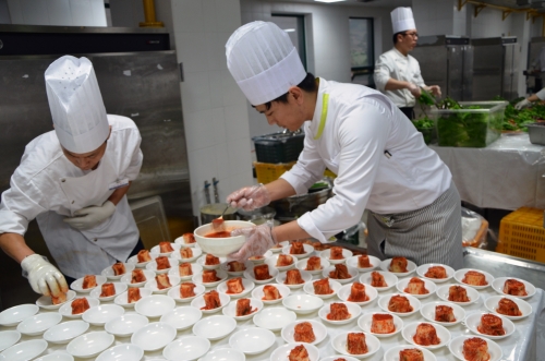 2015년 진행된 남북 이산가족 상봉 행사에서 현대그린푸드 관계자들이 음식을 준비하고 있는 모습. 현대그린푸드제공