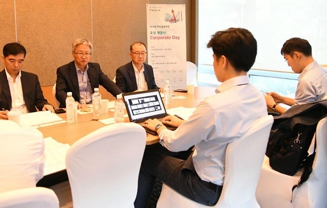 효성화학 경영기획실 조성민 상무, 효성화학 박준형 대표이사, 효성화학 윤보영 최고재무책임자(CFO)가 국내 기관투자자들과 만나 회사에 대해 설명하고 있다.