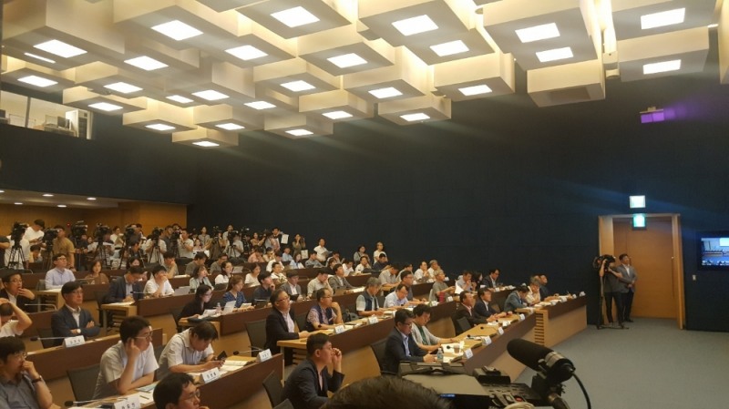 △지난 8월 17일 대한상공회의소에서 열린 국민연금 제도개선 방향에 관한 공청회에 참석한 관계자들이 재정추계위원회의 발표를 경청하고 있다. / 사진=장호성 기자