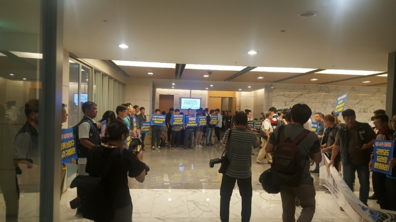 △17일 열렸던 국민연금 제도개선 방향에 대한 공청회 시작에 앞서 시민단체가 국민연금의 지급보장 명문화 등을 촉구하는 피켓시위를 벌이고 있다. / 사진=장호성 기자