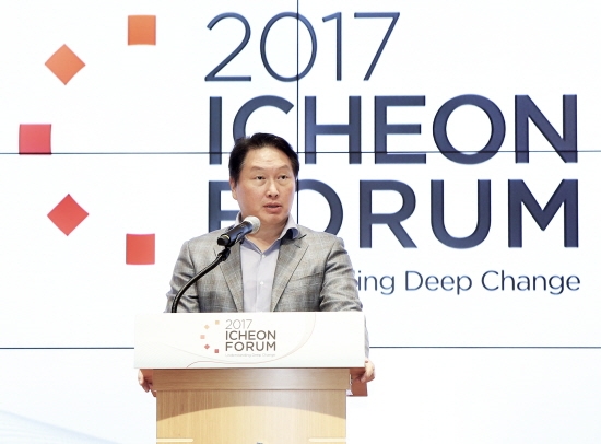 최태원 SK회장이 2017년 이천포럼에서 강연하고 있는 모습이다.