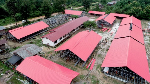 SK건설은 라오스 댐 사고로 피해를 입은 이재민들을 위해 지난달 29일부터 사남사이 지역에 대규모 임시숙소를 조성하고 있다. /사진=SK건설.