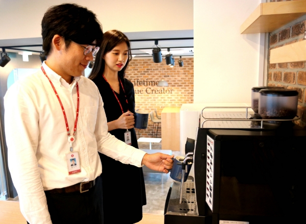 롯데푸드는 '친환경 머그컵 사용 캠페인'을 전개하고 있다. /사진=롯데푸드.