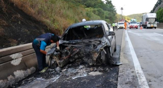 20일 오후 4시 50분쯤 경북 문경시 중부내륙고속도로를 달리던 BMW 520d 차량에 불이 났다. 사진=경북 문경소방서.