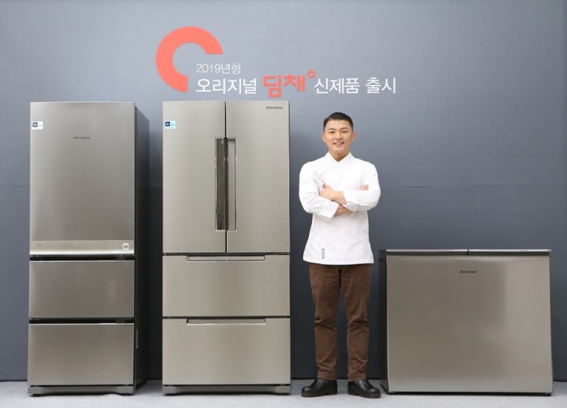 △대유위니아 2019년형 김치냉장고 ‘딤채’ 신제품 출시 기념 쿠킹 클래스에 참석한 요리연구가 유현수 셰프가 신제품을 소개하는 모습