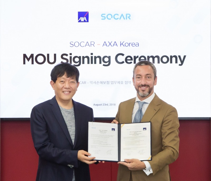 △23일 용산구 소재 AXA손해보험 본사에서 진행된 MOU체결식에서 AXA손해보험 질 프로마조 대표이사와 쏘카의 이재웅 대표이사가 기념 촬영을 하고 있다. / 사진=AXA손해보험