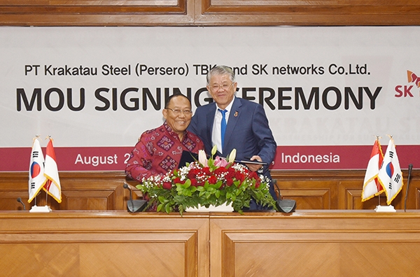 23일 최신원 SK네트웍스 회장(오른쪽)과 마스 위그란토로 크라카타우스틸 사장이 업무협약을 체결하고 기념사진을 찍고 있다. 출처 : SK네트웍스.
